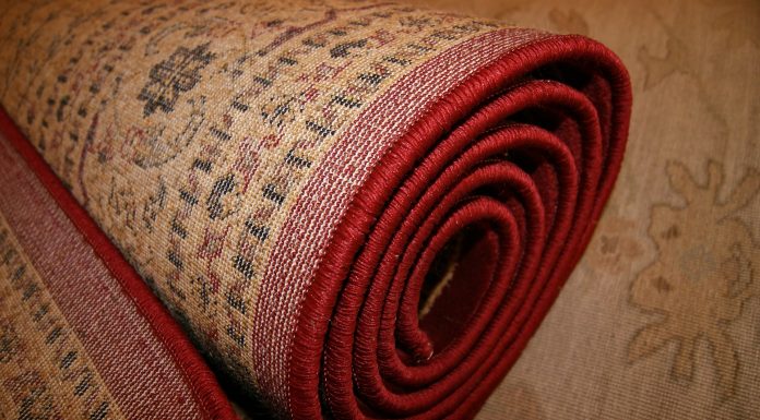 Pulire i tappeti presenti in casa a seconda del materiale. Consigli utili Pulire i tappeti