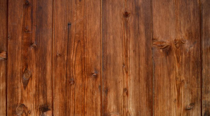 Eliminare le macchie dal legno