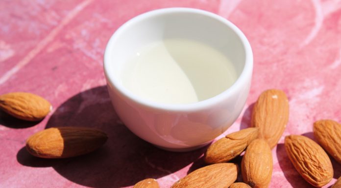 Olio di mandorla per i capelli