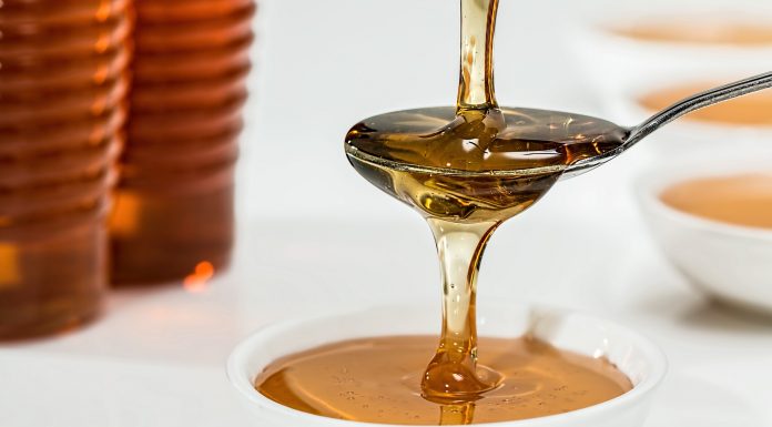 I benefici del miele sui capelli