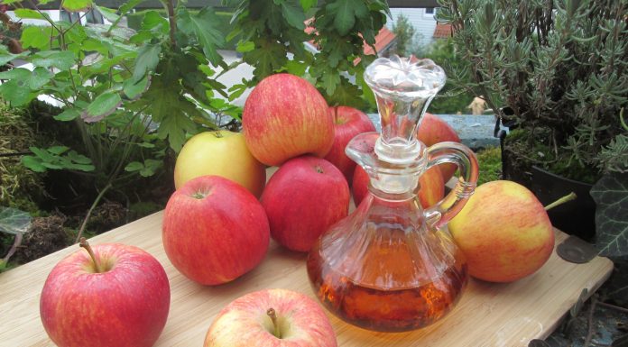 I benefici dell’aceto di mele sulla pelle: le proprietà, gli utilizzi e consigli I benefici dell'aceto di mele per la pelle