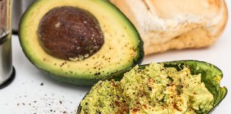 I benefici dell'avocado sui capelli