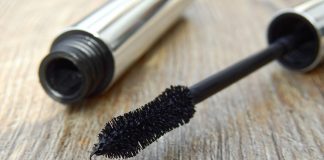 Rimuovere le macchie di mascara dai vestiti