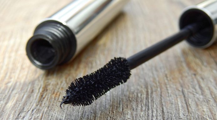 Rimuovere le macchie di mascara dai vestiti in cotone, pelle, seta e lana con rimedi efficaci Rimuovere le macchie di mascara dai vestiti