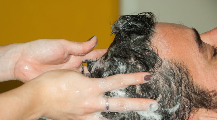 Scrub naturale per il cuoio capelluto: addio forfora, cute secca e grassa Scrub naturale per il cuoio capelluto