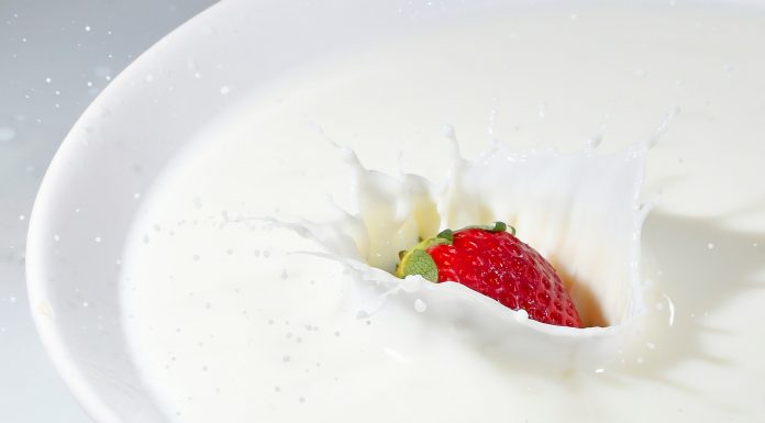 Yogurt intero per la bellezza: i benefici del prodotto sulla pelle e sul corpo Yogurt intero per la bellezza