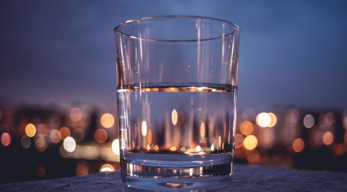 Quanta acqua dovremmo bere al giorno? quanta acqua bere