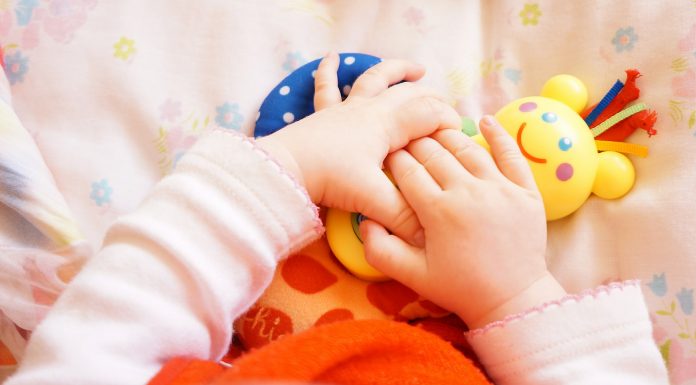 Come igienizzare i giochi del neonato? Tutte le soluzioni pulire-giochi-neonato