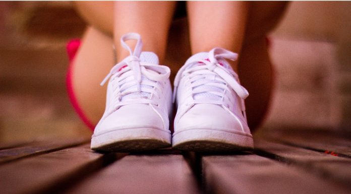 Come pulire le scarpe da ginnastica: i trucchi per farle tornare nuove e profumate Scarpe ginnastica lavaggio