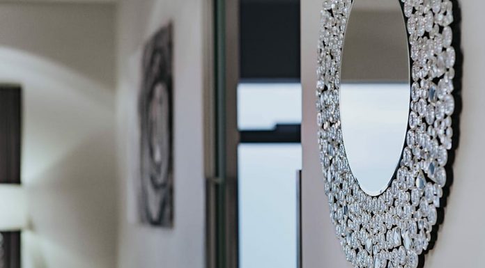 Pulire gli specchi senza lasciare aloni? Usa un ingrediente che hai in cucina Pulire specchi